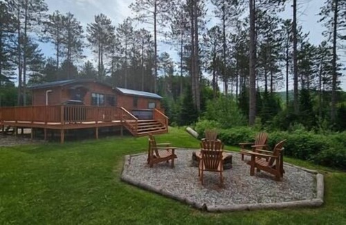 Malone Cabina | The Cozy Bear w/ Hot Tub overlooking Mtn views!