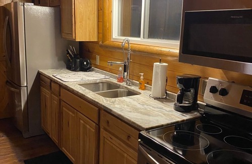 Ashtabula Cabina | The Cozy Cabin near Geneva on the Lake and Wineries!