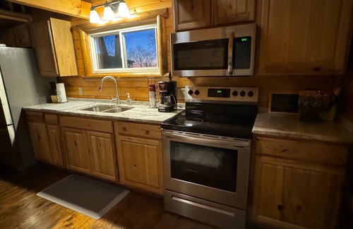 Ashtabula Cabina | The Cozy Cabin near Geneva on the Lake and Wineries!
