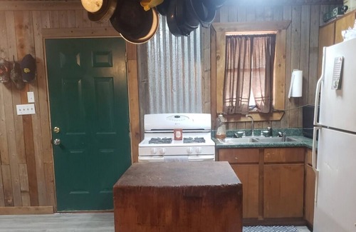 Streetman Cabina | The Cozy Cabin! Secluded. Grill and fire ring, fishing, wildlife, stars!