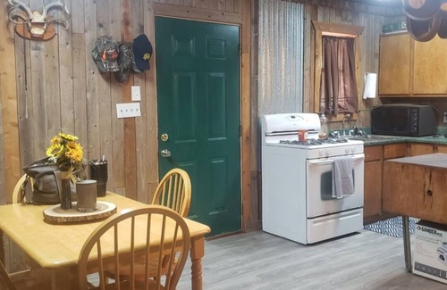 Streetman Cabina | The Cozy Cabin! Secluded. Grill and fire ring, fishing, wildlife, stars!