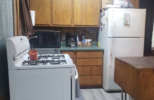 Streetman Cabina | The Cozy Cabin! Secluded. Grill and fire ring, fishing, wildlife, stars!