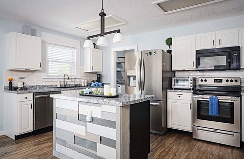 Brownsburg Casa | The Cozy Charcoal Cottage - w/Garage