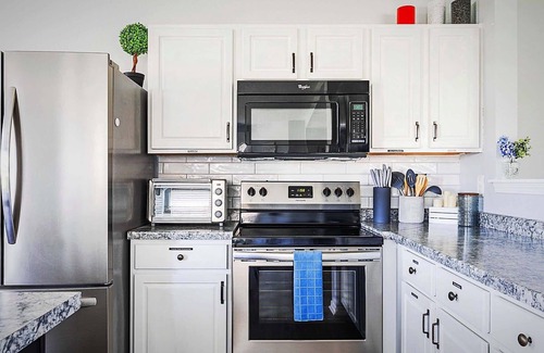 Brownsburg Casa | The Cozy Charcoal Cottage - w/Garage