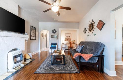 Chickasha Casa | The Cozy Chickasha, Fiber WIFI, Washer & Dryer, Near DT Chickasha & Leg Lamp!