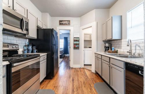 Chickasha Casa | The Cozy Chickasha, Fiber WIFI, Washer & Dryer, Near DT Chickasha & Leg Lamp!