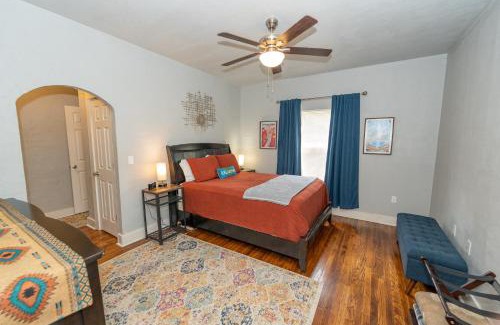 Chickasha Casa | The Cozy Chickasha, Fiber WIFI, Washer & Dryer, Near DT Chickasha & Leg Lamp!