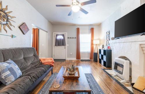 Chickasha Casa | The Cozy Chickasha, Fiber WIFI, Washer & Dryer, Near DT Chickasha & Leg Lamp!