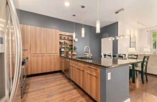 Old Town North Condominio | The Cozy Corner Retreat – 15 min walk to Old Town