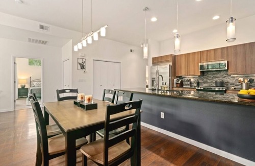 Old Town North Condominio | The Cozy Corner Retreat – 15 min walk to Old Town