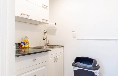 Biscayne Park Apartamento | The Cozy Corner Studio in Quiet, Vibrant Biscayne Park with AC, WiFi