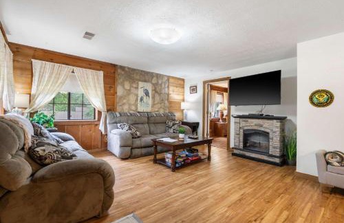 Kirbyville Casa | The Cozy Cottage Getaway - Private Pool & Hot Tub