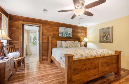 Kirbyville Casa | The Cozy Cottage Getaway - Private Pool & Hot Tub