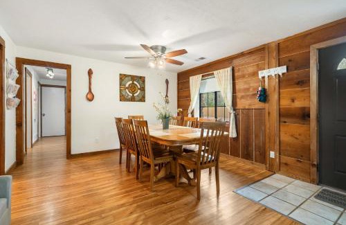 Kirbyville Casa | The Cozy Cottage Getaway - Private Pool & Hot Tub