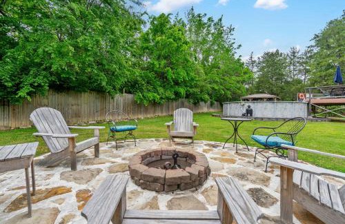 Kirbyville Casa | The Cozy Cottage Getaway - Private Pool & Hot Tub