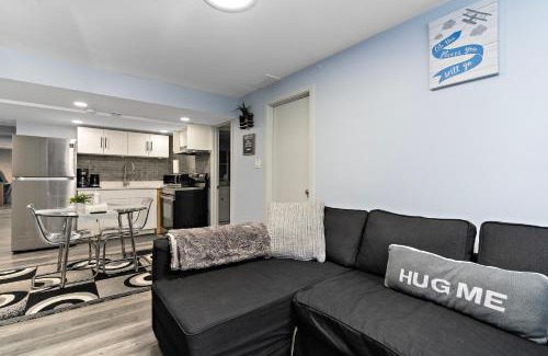 Southwest Edmonton Apartamento | The Cozy Cove - Modern Private Basement Suite with Comfort & Charm, Free Parking, WiFi, Netflix Close to airport & 18 minutes to West Edmonton Mall