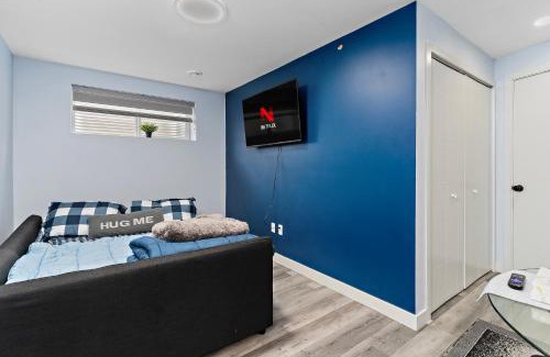 Southwest Edmonton Apartamento | The Cozy Cove - Modern Private Basement Suite with Comfort & Charm, Free Parking, WiFi, Netflix Close to airport & 18 minutes to West Edmonton Mall