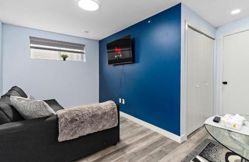 Southwest Edmonton Apartamento | The Cozy Cove - Modern Private Basement Suite with Comfort & Charm, Free Parking, WiFi, Netflix Close to airport & 18 minutes to West Edmonton Mall
