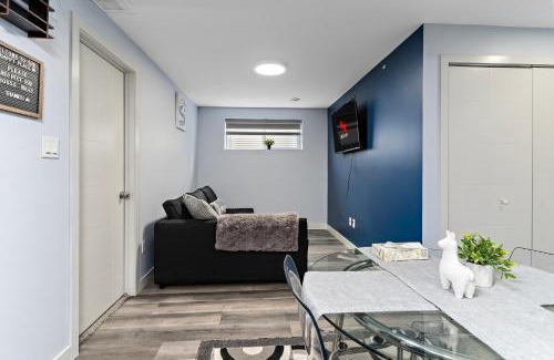 Southwest Edmonton Apartamento | The Cozy Cove - Modern Private Basement Suite with Comfort & Charm, Free Parking, WiFi, Netflix Close to airport & 18 minutes to West Edmonton Mall