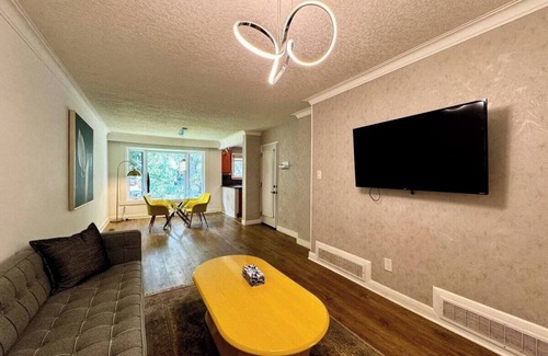 Richmond Hill Casa | The Cozy Crescent Comforts Stay