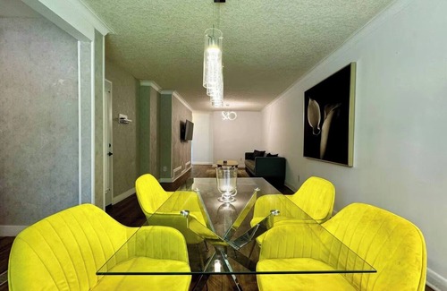 Richmond Hill Casa | The Cozy Crescent Comforts Stay