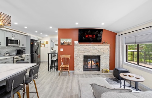 Pocono Lake Casa | The Cozy Cubhouse! Perfect Couples Getaway!