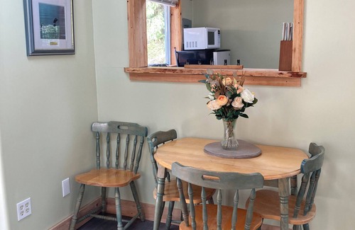 Whaletown Cabina | The Cozy Green Cottage - fully stocked cabin in Whaletown close to the ferry
