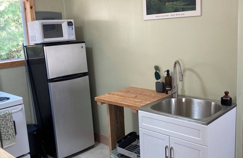 Whaletown Cabina | The Cozy Green Cottage - fully stocked cabin in Whaletown close to the ferry