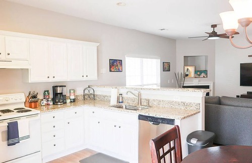 Simpsonville Casa | The Cozy Hub- Steps to shops & restaurants, moments to the highway & downtown.