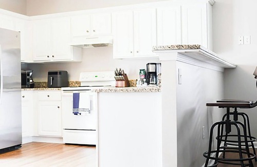 Simpsonville Casa | The Cozy Hub- Steps to shops & restaurants, moments to the highway & downtown.