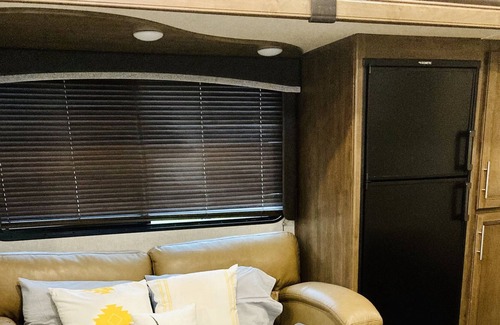 Fleming Casa | The Cozy Keystone RV on the Farm, Pet Friendly!