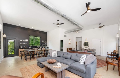 Three Oaks Casa | The Cozy Oak, 7 beds 4.5 baths and Heated inground Pool