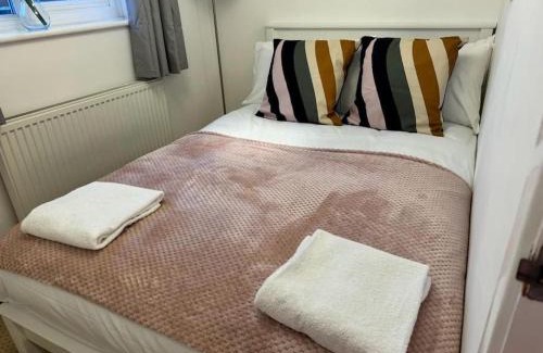 Atlantic Wharf Apartamento | The Cozy Stay, Sleeps 6 , 3 Parking Spaces, Private Garden Walking Distance to Cardiff Bay and City Centre Pets Welcome