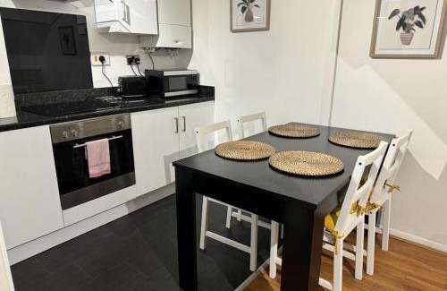 Atlantic Wharf Apartamento | The Cozy Stay, Sleeps 6 , 3 Parking Spaces, Private Garden Walking Distance to Cardiff Bay and City Centre Pets Welcome