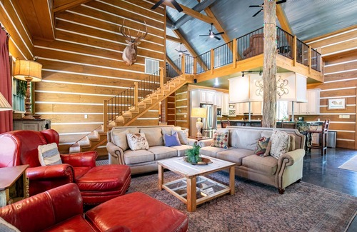 Batesville Casa | The CPL, Spacious Oxford Retreat by Velvet Ditch Villas