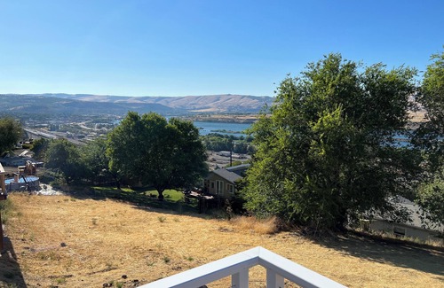 The Dalles Casa | The Crane’s View: Views, Hot Tub, Dog/Kid Friendly!