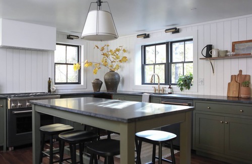 Railroad Cabina | The Creek House: A Creekside Retreat with Hot Tub and Electric Bikes