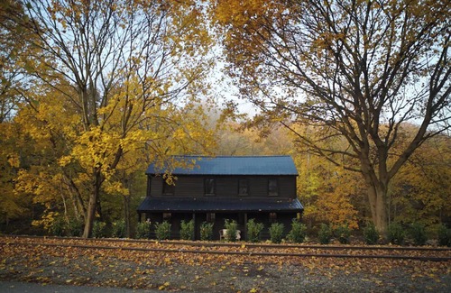 Railroad Cabina | The Creek House: A Creekside Retreat with Hot Tub and Electric Bikes