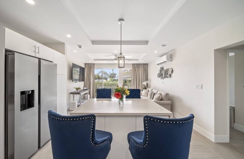 Little Battaleys Condominio | The Crescent at Coral Beach 101 - New condo across from beach
