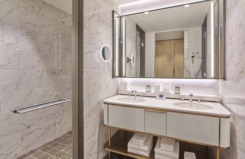 Fort Worth Cultural District Hotel | The Crescent Hotel | Superior King Room | Balcony Designed for Arts & Leisure