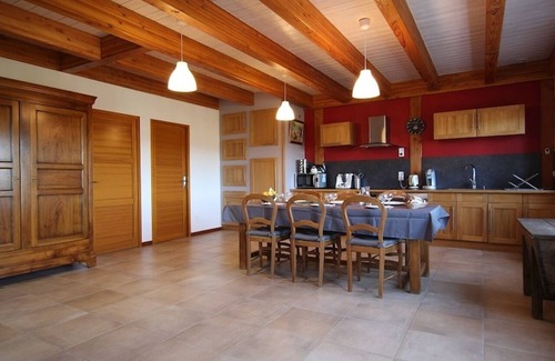 Tence Chalet De Esquí | El Chalet Crouzillac con un panorama de los Sucs du Velay