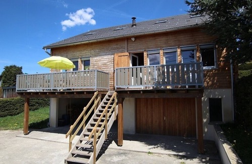 Tence Chalet De Esquí | El Chalet Crouzillac con un panorama de los Sucs du Velay