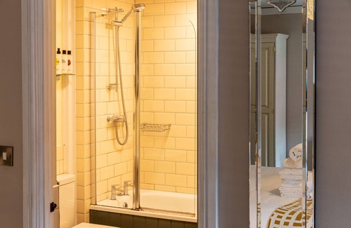 East Ilsley Hotel | Crown and Horns Inn