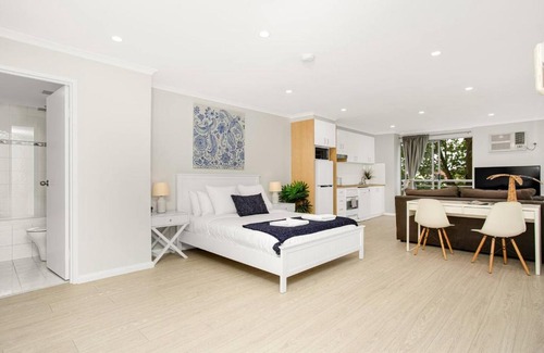 Crows Nest Apartamento | 'The Crows Nest' Spacious Studio with Balcony