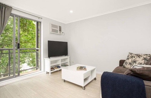 Crows Nest Apartamento | 'The Crows Nest' Spacious Studio with Balcony