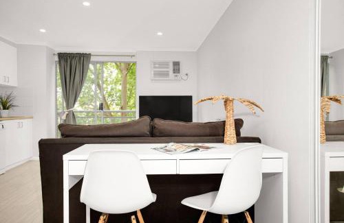 Crows Nest Apartamento | 'The Crows Nest' Spacious Studio with Balcony