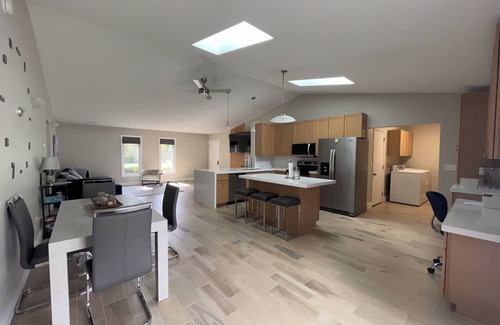 Findlay Casa | The Crystal Rose House spacious, modern and bright