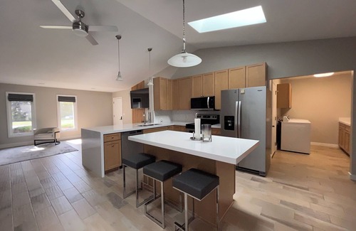 Findlay Casa | The Crystal Rose House spacious, modern and bright