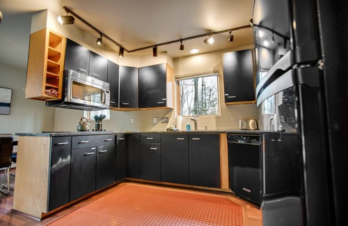 Rossville Casa | The Cube | HOT TUB + Deck | 15 Private Acres |