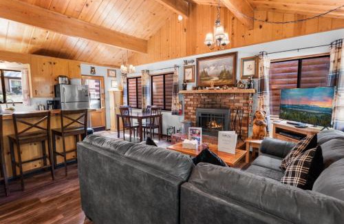 Big Bear Lake Casa | The Cuddle Inn - True feeling of a great cabin! Beautiful and homey! Walking distance to the lake!